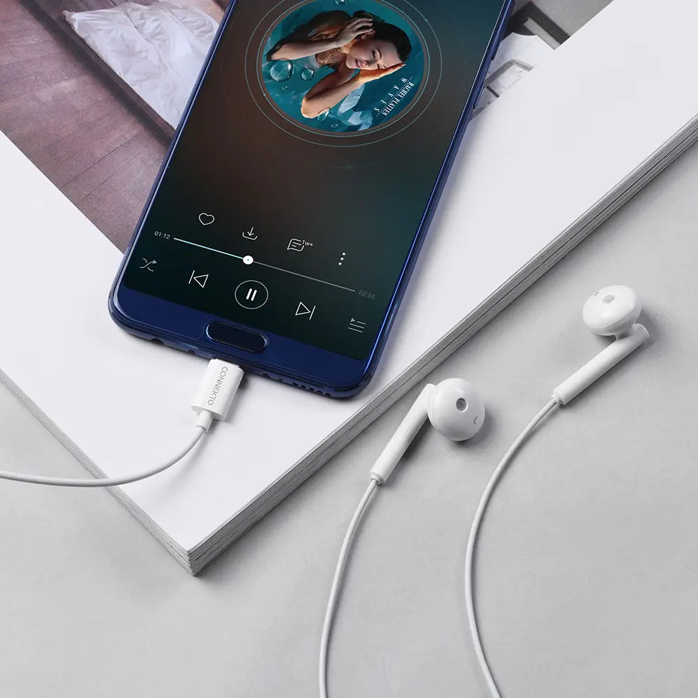 אוזניות חוטיות USB-C עם מיקרופון מובנה, צליל סראונד איכותי, כפתור שליטה, אורך 1.2 מטר