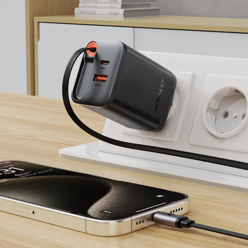 מטען מהיר ייחודי הכולל כבל טעינה USB-C נשלף ויציאות טעינה USB-A ו-USB-C